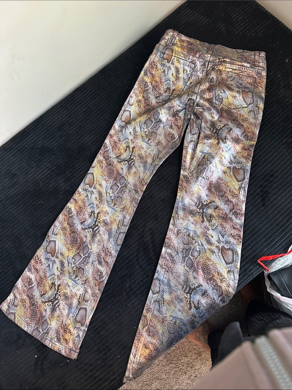 Women’s Snake-Print Stretch Jeans in Multicolor - Picture 3 of 4